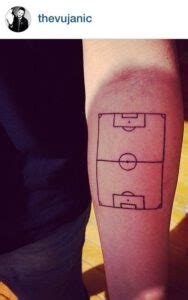 10 Tatuajes pequeños de fútbol para proclamar tu amor por el。